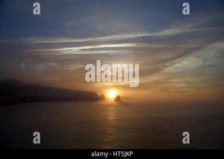 Freshwater Bay, Isle Of Wight bei Sonnenaufgang mit aus dem ruhigen Meer aufsteigenden Nebel Stockfoto