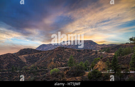 Los Angeles, CA, USA - 28. Oktober 2016: Hollywood-Schild bei Sonnenuntergang Stockfoto
