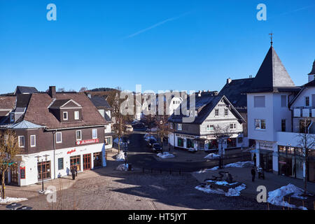 WINTERBERG, Deutschland - 14. Februar 2017: Kleines Quadrat in der Mitte des Dorfes Skigebiet Winterberg im Sauerland Stockfoto