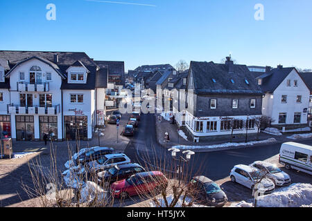 WINTERBERG, Deutschland - 14. Februar 2017: Typische Schiefer geschmückten Häuser in den Straßen von Winterberg im Sauerland Stockfoto