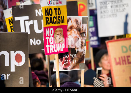 Über 100.000 Menschen nahmen an der Frauen März/anti Donald Trump Rallye, durch das Zentrum von London, als Teil eines internationalen Tag der Solidarität. Stockfoto