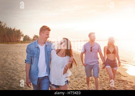 Zwei Paare am Strand Stockfoto