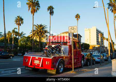 Los Angeles, Kalifornien - 3. November 2016: Motorrad auf einen Abschleppwagen Stockfoto