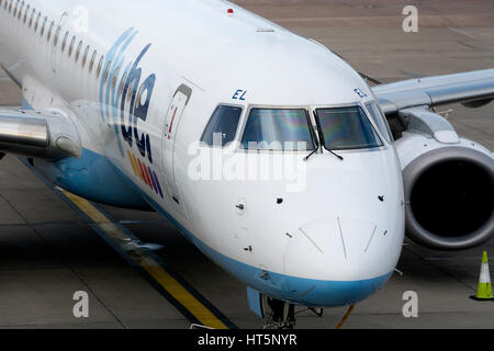 Flybe Embraer ERJ-195LR am Flughafen Birmingham, UK Stockfoto