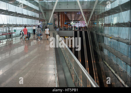 16.01.2017, Singapur, Republik Singapur, Asien - Rolltreppen führen von der u-Bahnstation zum Abflugbereich von Terminal 3 in Singapurs Changi Stockfoto