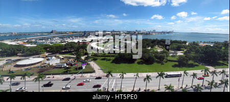 Bayfront Park und Biscayne Boulevard Skyline, unten Stadt Miami, Florida, Vereinigte Staaten Stockfoto