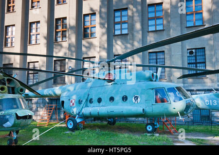 Mil Mi-8T, sowjetische mittlere Doppel-Turbine Angriff Transporthubschrauber, polnische Armee-Museum in Warschau, Polen Stockfoto