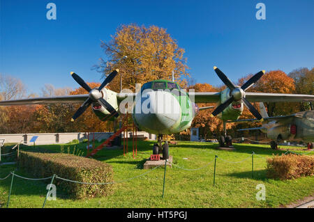 Antonow An-26, sowjetische Turboprop Transportflugzeuge, polnische Armee-Museum in Warschau, Polen Stockfoto