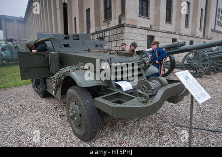 Amerikanische T-48 Self-propelled Gun/Tank Destroyer, basierend auf M3 Halbkettenfahrzeug, verwendet in Polen als SU-57, polnische Armee-Museum in Warschau, Polen Stockfoto