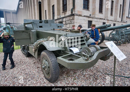 Amerikanische T-48 Self-propelled Gun/Tank Destroyer, basierend auf M3 Halbkettenfahrzeug, verwendet in Polen als SU-57, polnische Armee-Museum in Warschau, Polen Stockfoto