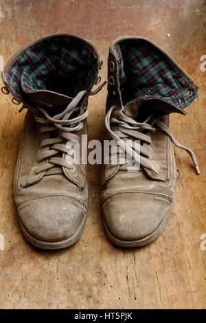 Paar Lederschuhe von alten, abgenutzten und staubig, auf hölzernen Hintergrund Stockfoto