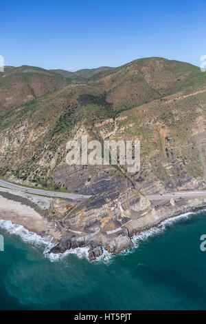 Luftaufnahme des Pacific Coast Highway vorbei Point Mugu in der Nähe von Malibu in Südkalifornien. Stockfoto