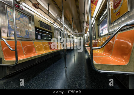 New York City Subway Innenraum mit keine Fahrgäste Stockfoto