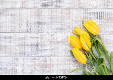 Floral-Karte, floraler Hintergrund: fünf gelbe Tulpen auf Vintage weißer hölzernen Hintergrund mit textfreiraum für Ihren Text. Konzept von Ostern, Frühling, weddin Stockfoto