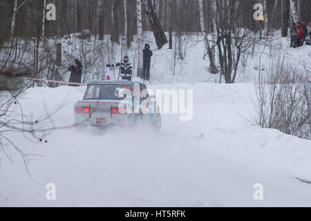 Kyshtym Russland 25. Februar 2017 - der 6. Runde der russischen Rallye Cup "Malachit-2017" Lada 2105 VFTS Autofahrer Bajkow, Startnummer 16 Stockfoto