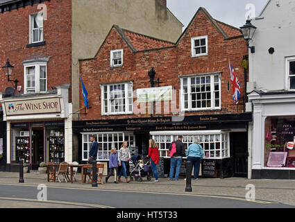 Ihr ältesten Chymist Shoppe In England. Marktplatz, Knaresborough, North Yorkshire, England, Vereinigtes Königreich, Europa. Stockfoto