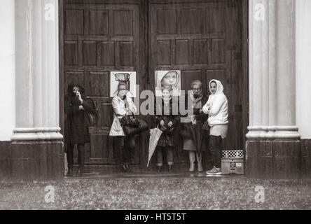 Menschen Schutz vor Regen in Tür der Kathedrale von Nuesta Senora de Los Remedios in La Laguna auf Teneriffa, Kanarische Inseln, Spanien Stockfoto