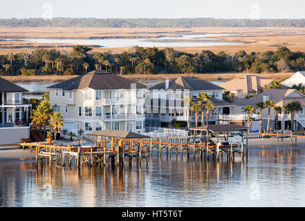 Der Blick in der Abenddämmerung von Marsh Hügel Häuser, der Vorort der Stadt Jacksonville (Florida). Stockfoto