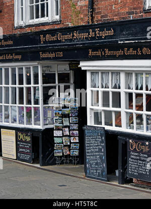 Ihr ältesten Chymist Shoppe In England. Marktplatz, Knaresborough, North Yorkshire, England, Vereinigtes Königreich, Europa. Stockfoto