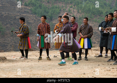 Bhutan, Paro, Hauptstadt von Paro Bezirk aka Dzongkhag. Khuru (Darts) traditioneller bhutanische Sport werfen große Dart im Freien. Spieler in der tradition Stockfoto