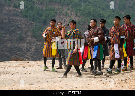 Bhutan, Paro, Hauptstadt von Paro Bezirk aka Dzongkhag. Khuru (Darts) traditioneller bhutanische Sport werfen große Dart im Freien. Spieler in der tradition Stockfoto