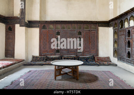 Zimmer im El Sehemy Haus, eine alte osmanische Ära in Kairo, gebaut im Jahre 1648. mit eingebauten Couch und eingebettete Holzschrank, Kairo, Ägypten Stockfoto