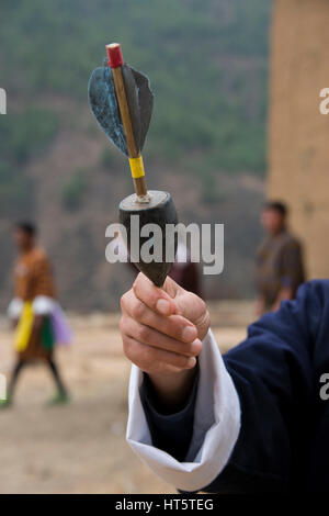 Bhutan, Paro. Khuru (Darts) traditioneller bhutanische Sport werfen große Dart im Freien. Detail des typischen Dart. Stockfoto