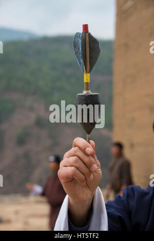 Bhutan, Paro. Khuru (Darts) traditioneller bhutanische Sport werfen große Dart im Freien. Detail des typischen Dart. Stockfoto