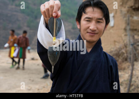 Bhutan, Paro. Khuru (Darts) traditioneller bhutanische Sport werfen große Dart im Freien. Detail des typischen Dart. Stockfoto