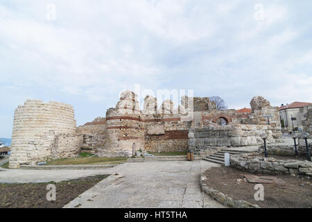 Alte Festungsmauern in Nessebar, Bulgarien Stockfoto