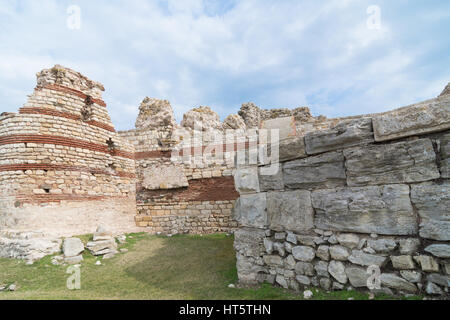 Alte Festungsmauern in Nessebar, Bulgarien Stockfoto