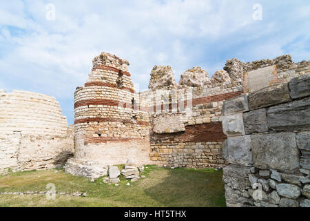 Alte Festungsmauern in Nessebar, Bulgarien Stockfoto