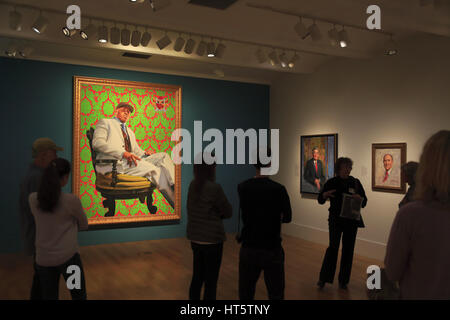 Besucher in der National Portrait Gallery mit Malerei von LL Cool J durch Kehinde Wiley im Hintergrund. Washington D.C. USA Stockfoto