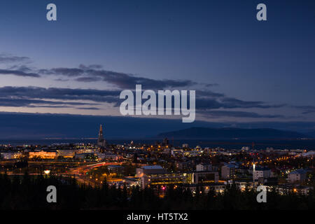 Die Stadt Reykjavik und Gebäuden die Skyline in der Dämmerung, Island Stockfoto