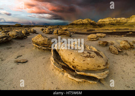 Bisti oder De-Na-Zin Wildnis oder Badlands mit einzigartigen Felsformationen durch Erosion gebildet, wenn ein Sturm über im Hintergrund, New Mexico, USA Stockfoto