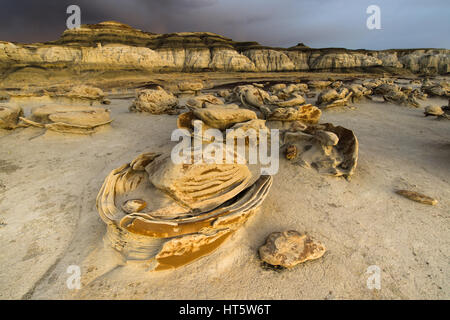 Bisti oder De-Na-Zin Wilderness Area oder Badlands mit einzigartigen Gesteinsformationen, die durch Erosion gebildet wurden, New Mexico, USA Stockfoto