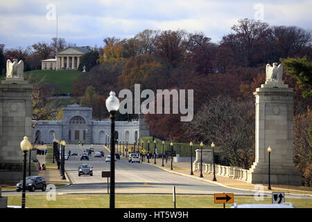 Arlington Memorial Bridge über den Potomac River mit Arlington House auf dem Arlington National Cemetery im Hintergrund. Washington DC, Virginia, USA Stockfoto