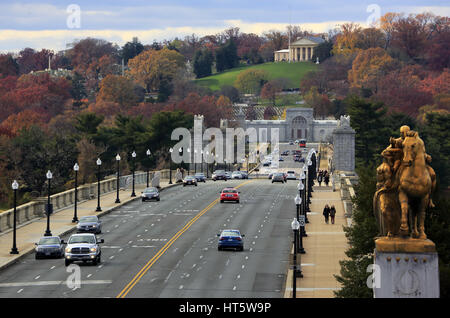 Arlington Memorial Bridge über den Potomac River mit Arlington House auf dem Arlington National Cemetery im Hintergrund. Washington DC, Virginia, USA Stockfoto