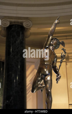 Die Bronzestatue von Quecksilber nach Glovanni Bologna anzeigen, indem Sie den Eingang der National Gallery von Art. Washington D.C. USA Stockfoto