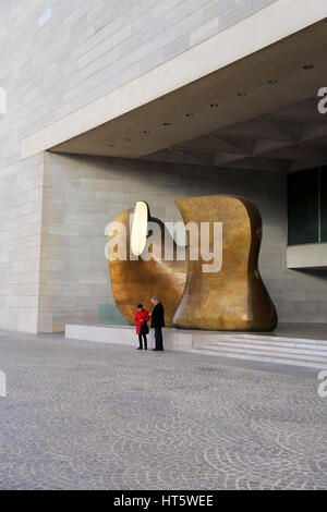 Moores Skulptur des Messers Kante Spiegel zwei Stück am Eingang Ost Bau der National Gallery of Art.Washington D.C,USA Stockfoto