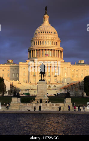 U.S.Capitol Gebäude mit Ulysses S.Grant Memorial im Vordergrund unter späteren Nachmittag Sonne. Washington D.C. USA Stockfoto