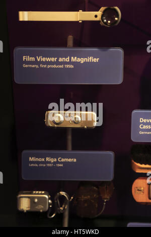 Spion-Kameras bei International Spy Museum.Washington D.C.USA anzeigen Stockfoto