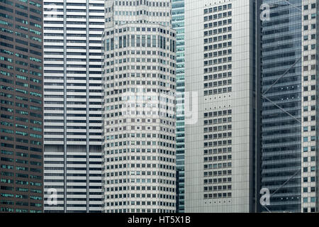 Modernen Stadtbild von mehreren in der Nähe stehende Wolkenkratzer in Singapur. Zentrale Wolkenkratzer hat eine Polygon-Form. Horizontale. Stockfoto