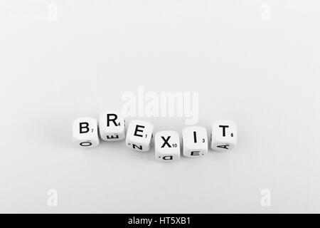 Weiße Alphabet Würfel Rechtschreibung aus Brexit - Großbritannien verlassen das EU-Konzept Stockfoto