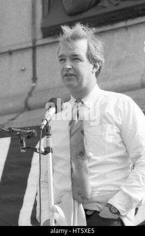 Jon Snow, britische TV-Journalist, spricht bei der Freunde von John McCarthy-Rallye am Trafalgar Square in London, England am 13. April 1991. John McCarthy war ein britischer Journalist Geiselhaft in Beirut, Libanon. Stockfoto