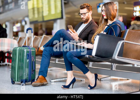 Business-paar am Flughafen Stockfoto