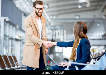 Business-Meeting am Flughafen Stockfoto
