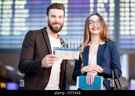 Business-paar am Flughafen Stockfoto