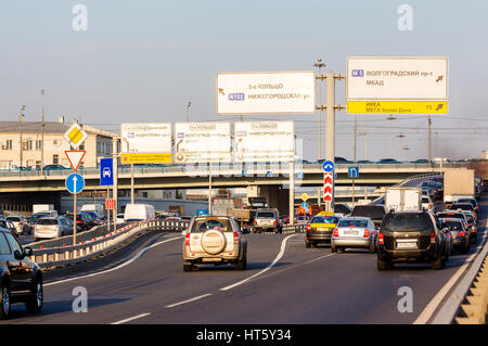 Moskau - 23. September 2015: Verkehr auf auffallende Ringstraße in der Nähe der Austausch mit Volgogradsky Avenue. Es ist immer der neueste Umgehungsstraße in der Stadt Stockfoto