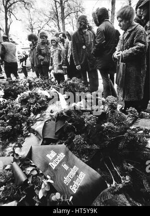 Berlin, 3. Januar 1980 - Beerdigung von RUDI DUTSCHKE (* 7. März 1940; † 24. Dezember 1979) auf dem St.-Annen-Friedhof in Berlin-Dahlem. Rudi Dutschke war der prominenteste Sprecher der deutschen Studentenbewegung der 1960er-Jahre Stockfoto